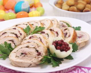 Куриный рулет с укропом и брусникой