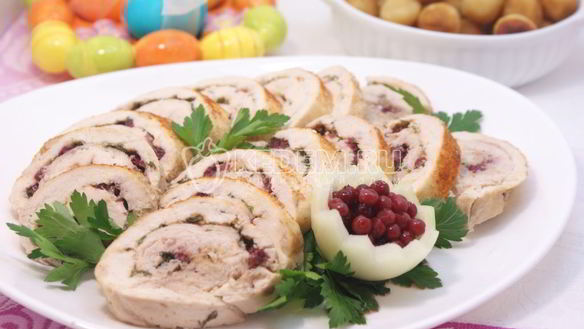 Рецепт Куриного рулета с укропом и брусникой