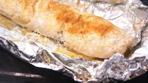 куриный рулет с укропом и брусникой