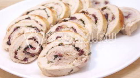 куриный рулет с укропом и брусникой