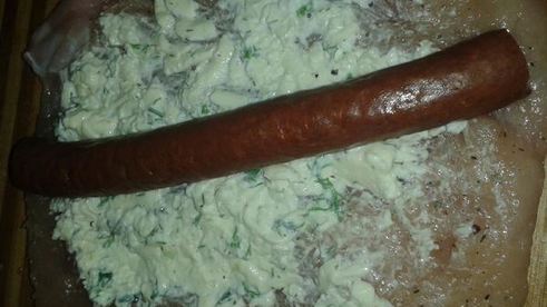 куриные рулеты с сыром и венскими колбасками