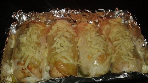 куриные рулеты с сыром и венскими колбасками