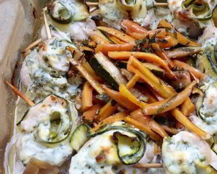 Куриные творожные рулетики с цукини, запеченные с маринованной молодой морковью