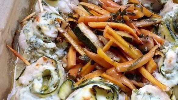 Рецепт Куриных творожных рулетиков с цукини, запеченные с маринованной молодой морковью