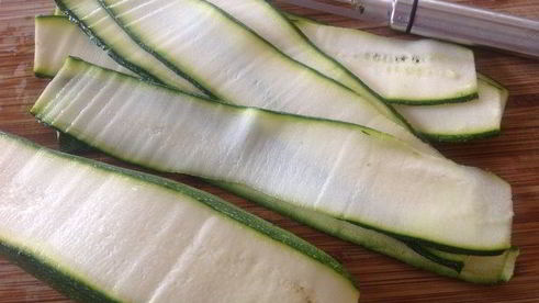 куриные творожные рулетики с цукини, запеченные с маринованной молодой морковью