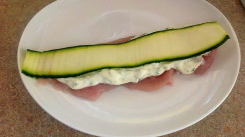 куриные творожные рулетики с цукини, запеченные с маринованной молодой морковью