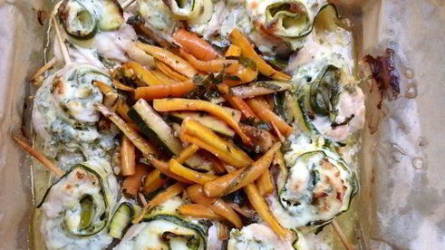 куриные творожные рулетики с цукини, запеченные с маринованной молодой морковью