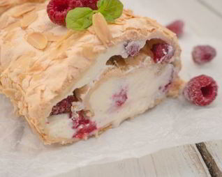 Меренговый рулет с малиной