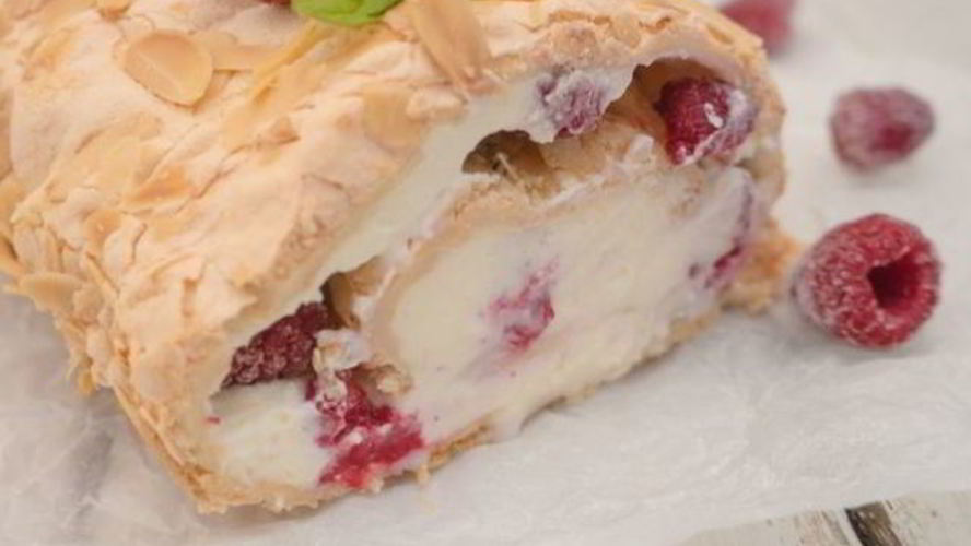 Рецепт меренгового рулета с малиной