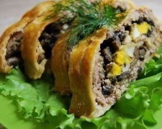 Мясной рулет с грибами и сыром в слоеном тесте