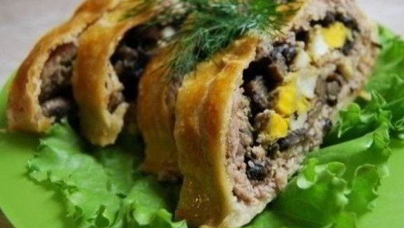 Рецепт Мясного рулета с грибами и сыром в слоеном тесте