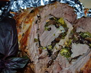 Мясной рулет с грибами и зеленью