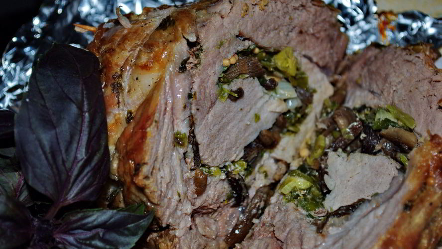 Рецепт мясного рулета с грибами и зеленью