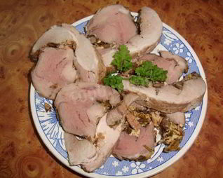 Мясной рулет с грибами в духовке