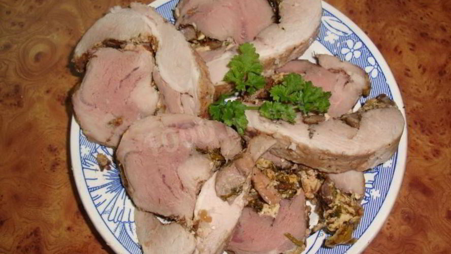 Рецепт мясного рулета с грибами в духовке
