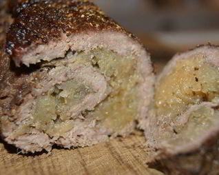 Мясной рулет с яблоком