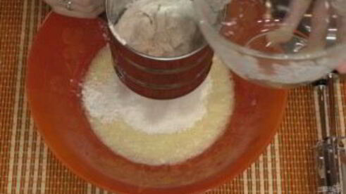 ореховый рулет с вареной сгущенкой