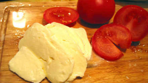 помидоры и рулетики из ветчины