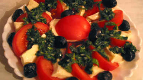 помидоры и рулетики из ветчины