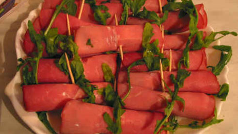 помидоры и рулетики из ветчины