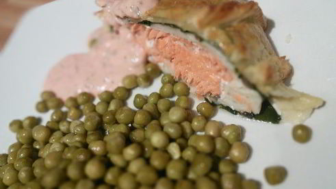 разноцветный рулет из лососевой форели