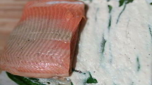 разноцветный рулет из лососевой форели