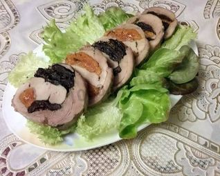 Рулет из бедра индейки с черносливом и курагой