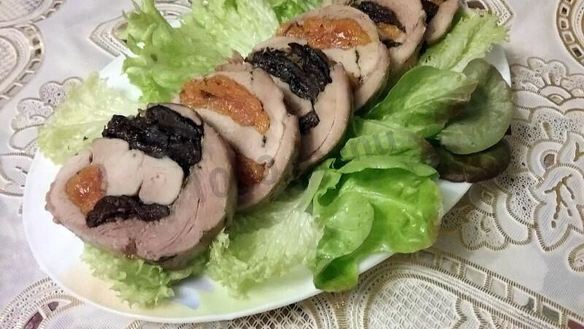 Рецепт Рулета из бедра индейки с черносливом и курагой