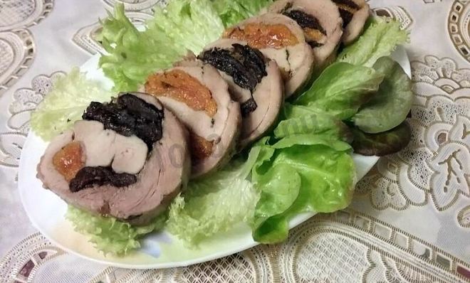 Рулет из бедра индейки с черносливом и курагой