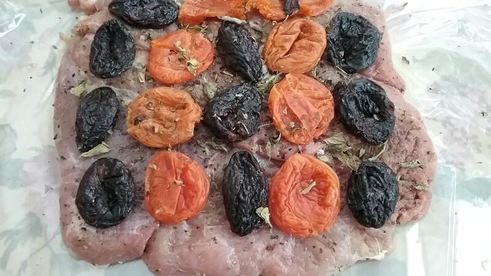 рулет из бедра индейки с черносливом и курагой