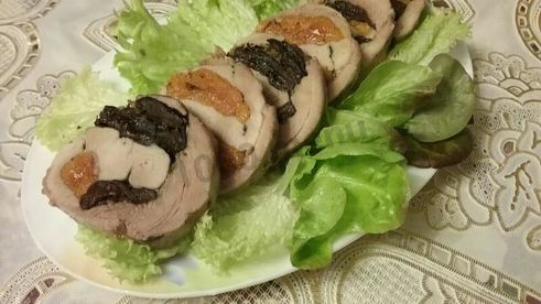 рулет из бедра индейки с черносливом и курагой