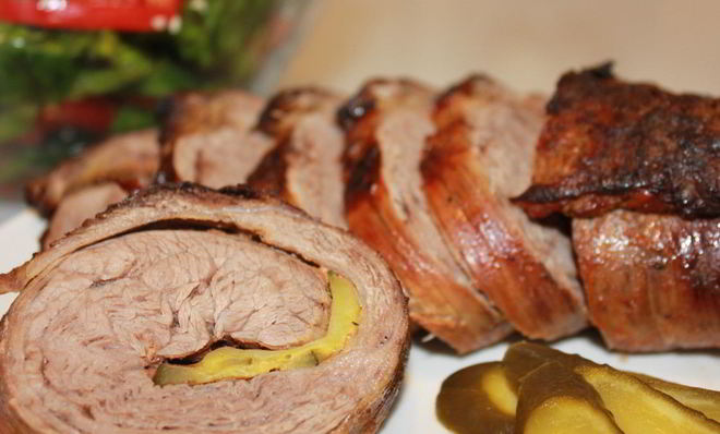 Рулет из говяжьей пашины с соленым огурцом