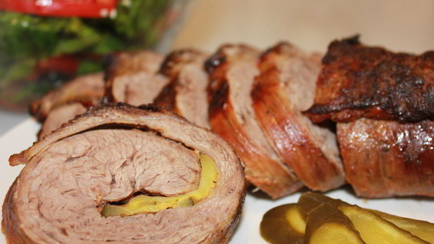 Рецепт рулета из говяжьей пашины с соленым огурцом