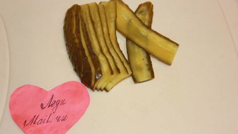 рулет из говяжьей пашины с соленым огурцом