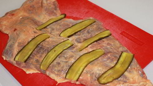 рулет из говяжьей пашины с соленым огурцом