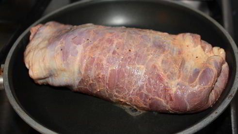 рулет из говяжьей пашины с соленым огурцом