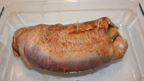 рулет из говяжьей пашины с соленым огурцом