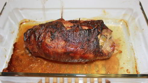 рулет из говяжьей пашины с соленым огурцом