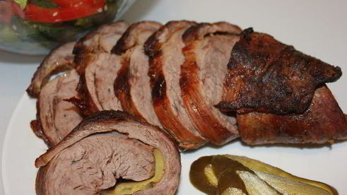 рулет из говяжьей пашины с соленым огурцом