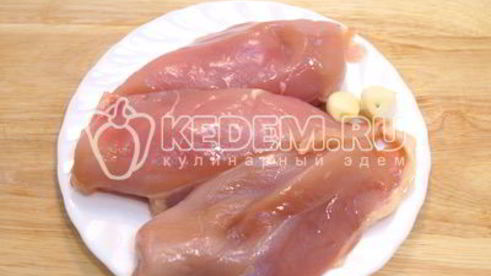 рулет из курицы с овощами и яйцами