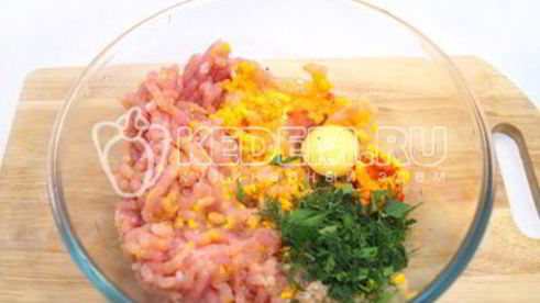 рулет из курицы с овощами и яйцами