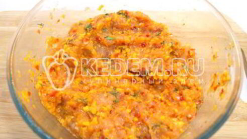 рулет из курицы с овощами и яйцами