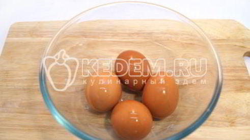 рулет из курицы с овощами и яйцами