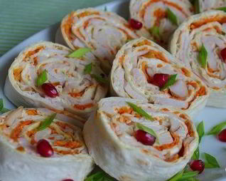 Рулет из лаваша, курицы и корейской моркови