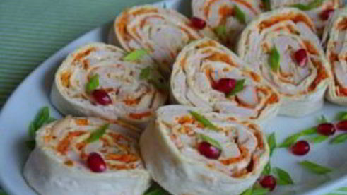 рулет из лаваша, курицы и корейской моркови