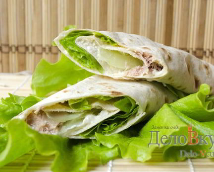Рулет из лаваша с тунцом и зеленым салатом
