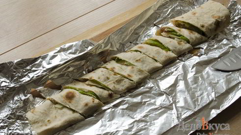 рулет из лаваша с тунцом и зеленым салатом