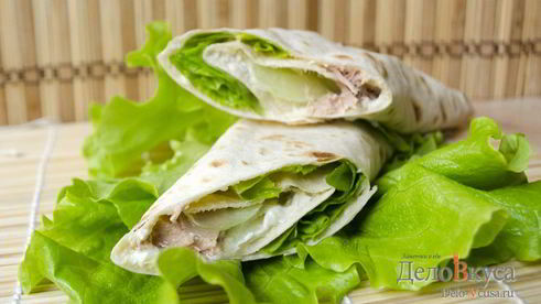 рулет из лаваша с тунцом и зеленым салатом