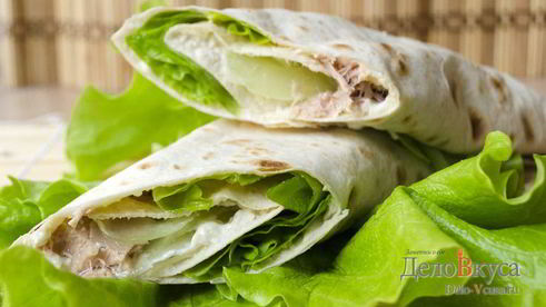 рулет из лаваша с тунцом и зеленым салатом
