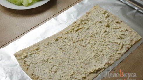 рулет из лаваша с тунцом и зеленым салатом